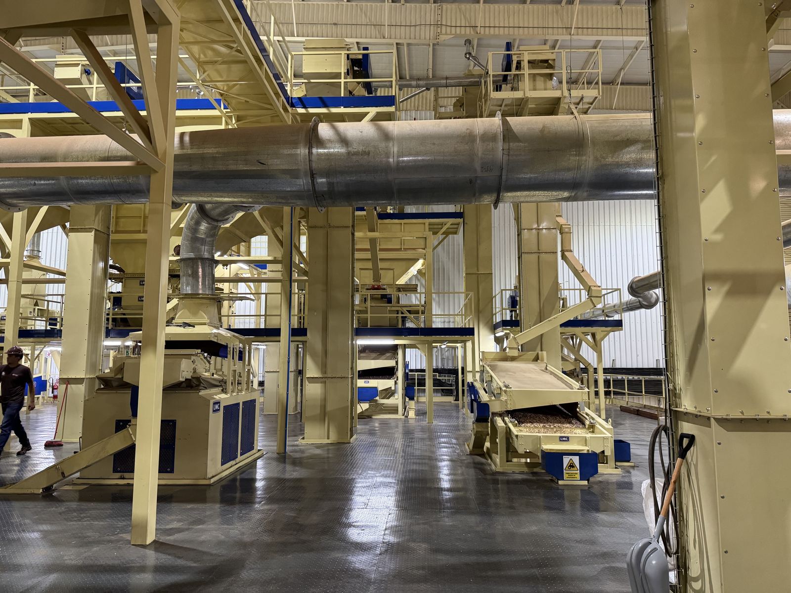 Nave industrial con equipos LMC en funcionamiento — proyecto VIS Consul